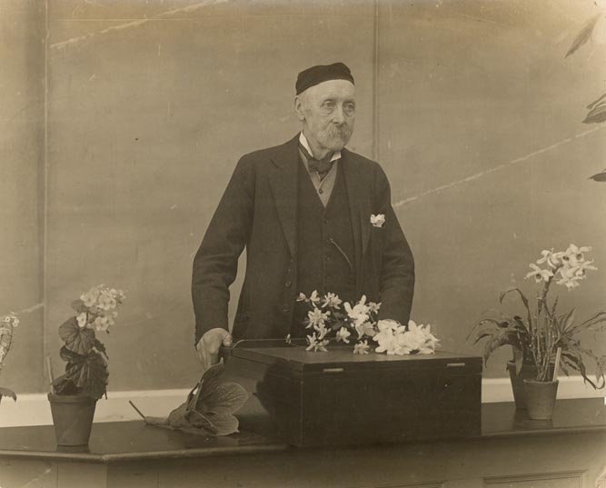Isaac Bayley Balfour at his lectern, March 1922.