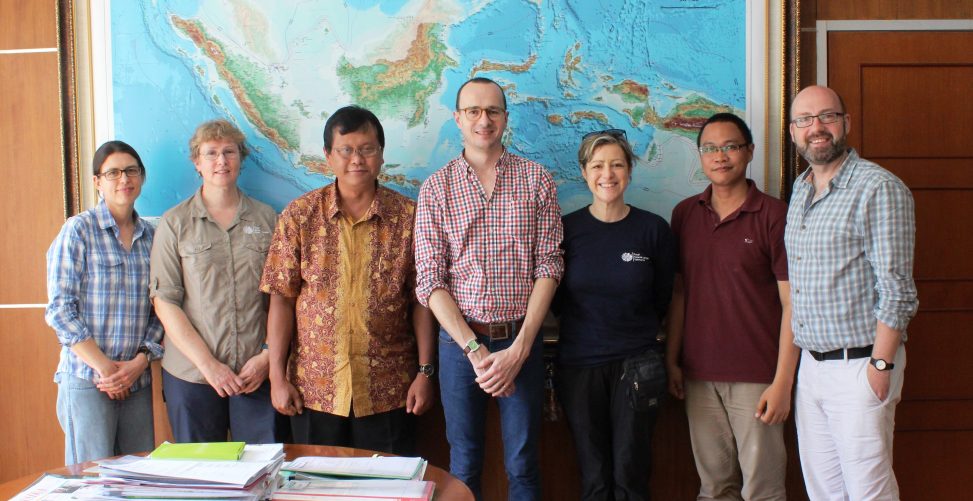 the team meets with the Head of Kebun Raya Bogor l r Hannah Atkins Helen Yeats Dr.Didik Widyatmoko Dr.Mark Hughes Sadie Barber Prima Hutabarat Dr.Peter Wilkie 1 e1453462049539